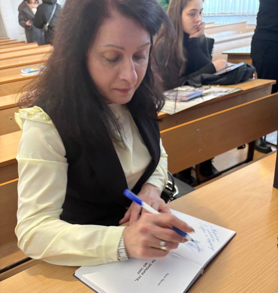 Леся Орляк дарує автографи